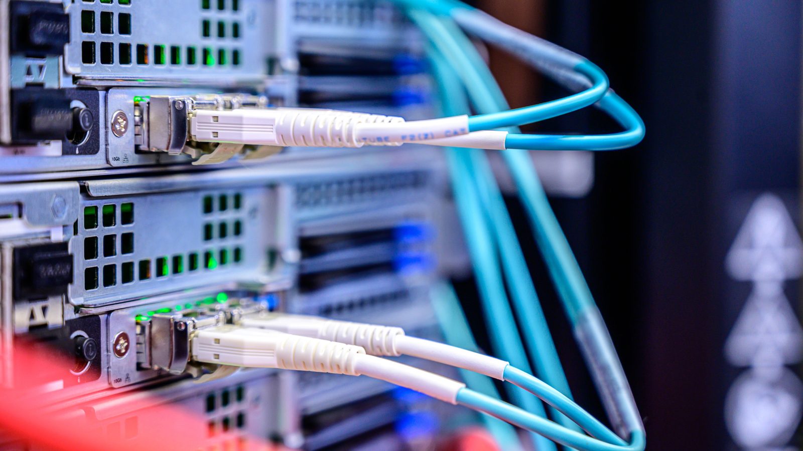 Cabos de rede conectados a servidores